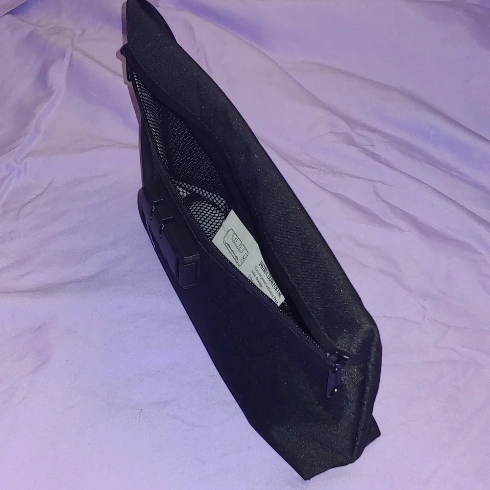 NWT SMELL PROOF LOCKABLE BAG WITH 2 POCKETS INSIDE * FLUENT BAGS